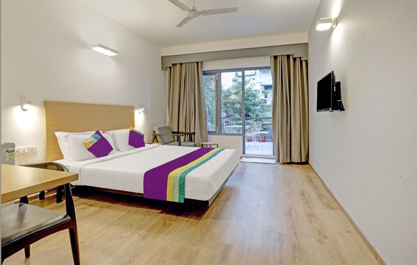 Iron/ironing board, bed sheets