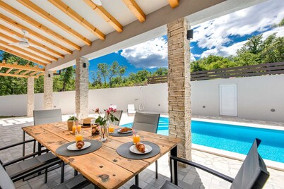 Villa SANDRINA with a heated pool and spacious yard