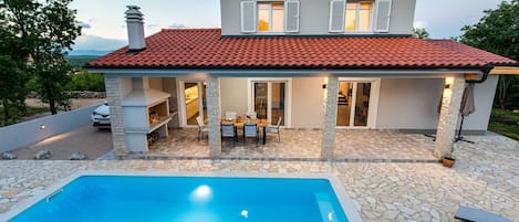 Een verwarmd zwembad