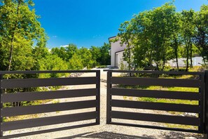Property grounds - Villa SANDRINA with a heated pool and spacious yard (Vrh)
