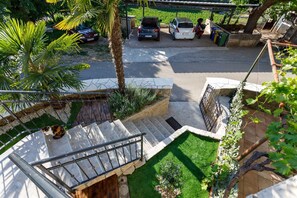 Property grounds - Rustic apartment EVELIN close to the beach (Pinezići)