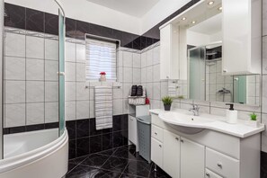 Regadera, bidet, toallas 