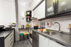 Refrigerador, horno, lavavajillas y periquera 