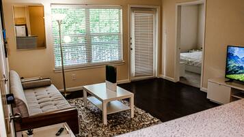 2 kamar tidur, setrika/meja setrika, Wi-Fi gratis, dan seprai linen