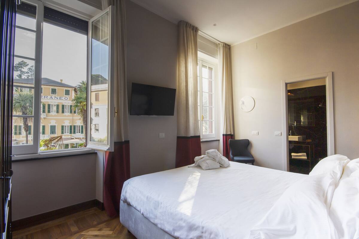 Donsdekens, een minibar, een kluis op de kamer, een bureau
