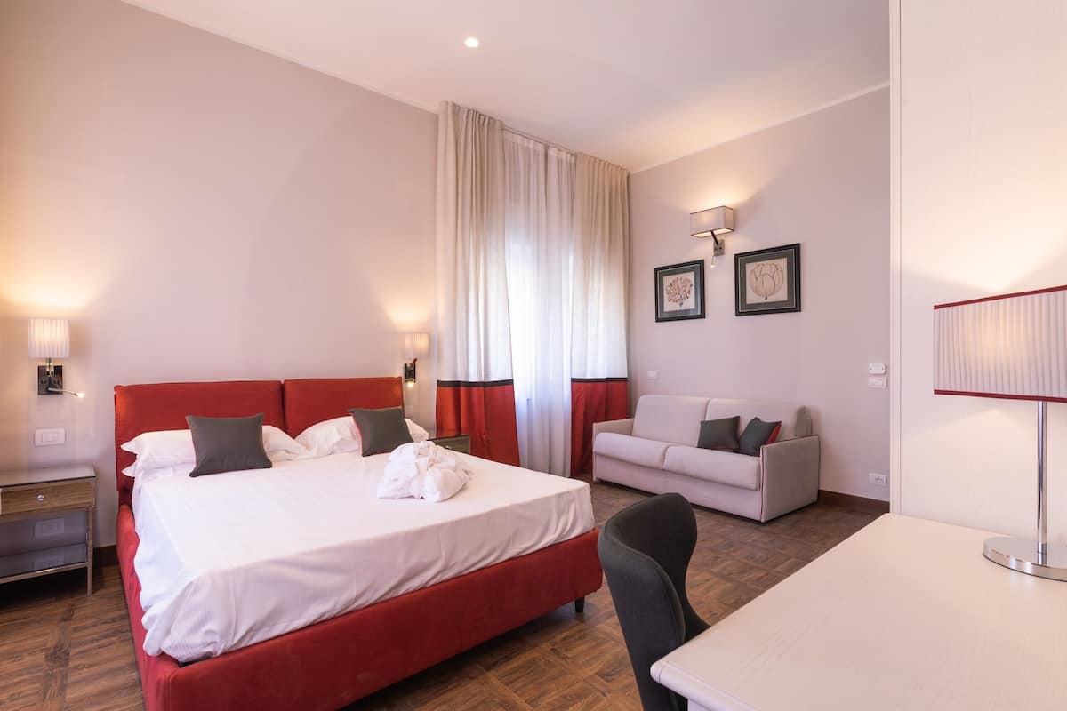 Junior Studio Suite (con accesso Spa) | Gebar bulu kapas, bar mini, peti besi dalam bilik, meja