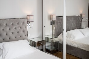 Suite estudio junior (con accesso Spa) | Edredón, minibar, caja de seguridad en la habitación y escritorio 