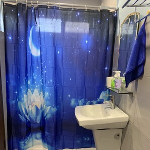Casa geminada família, 2 quartos | Banheiro | Chuveiro, secador de cabelo, toalhas de banho, sabonete