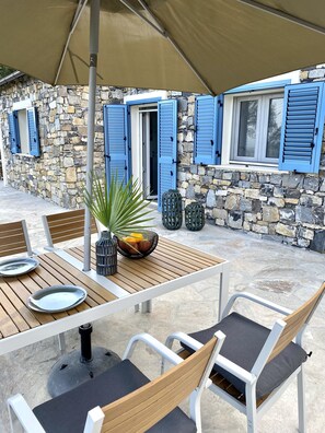 Outdoor dining - Dream home with sea views and heated pool & large terrace in the olive grove (Pontedassio)