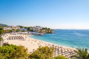 Ubicación cercana a la playa, arena blanca y bar en la playa
