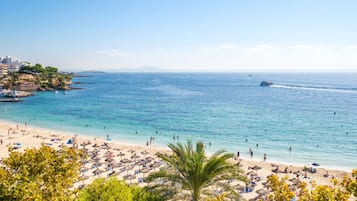 Nära stranden, vit sandstrand och strandbarer