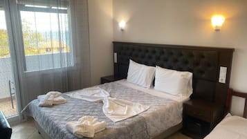 Caja fuerte, tabla de planchar con plancha, wifi gratis y ropa de cama
