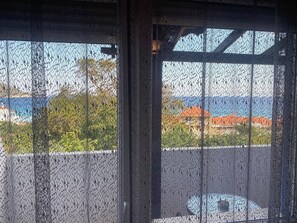 Caja de seguridad en la habitación y tabla de planchar con plancha 