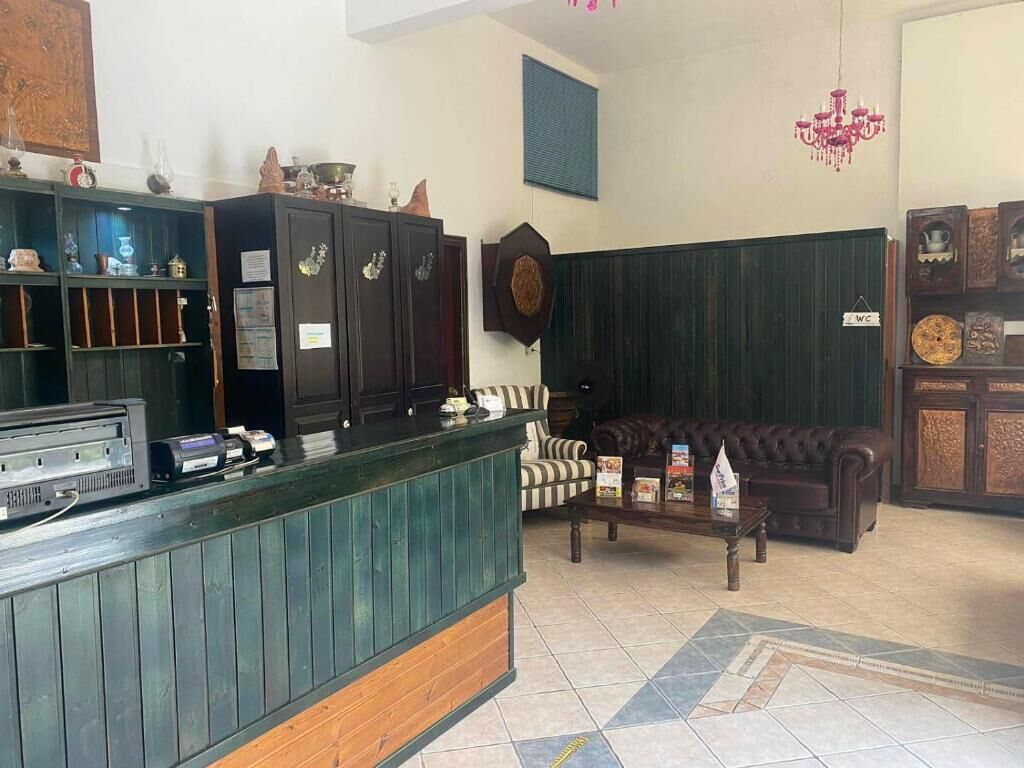 Zona de recepción con mostrador, asientos y elementos decorativos.