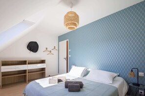 4 Schlafzimmer, Schreibtisch, Bügeleisen/Bügelbrett, Reisekinderbett