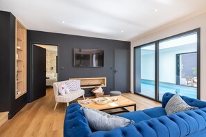 Smart TV, tenis de mesa, libros y videoteca 