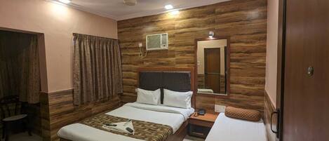 Studio | In-room safe, desk, free WiFi, bed sheets