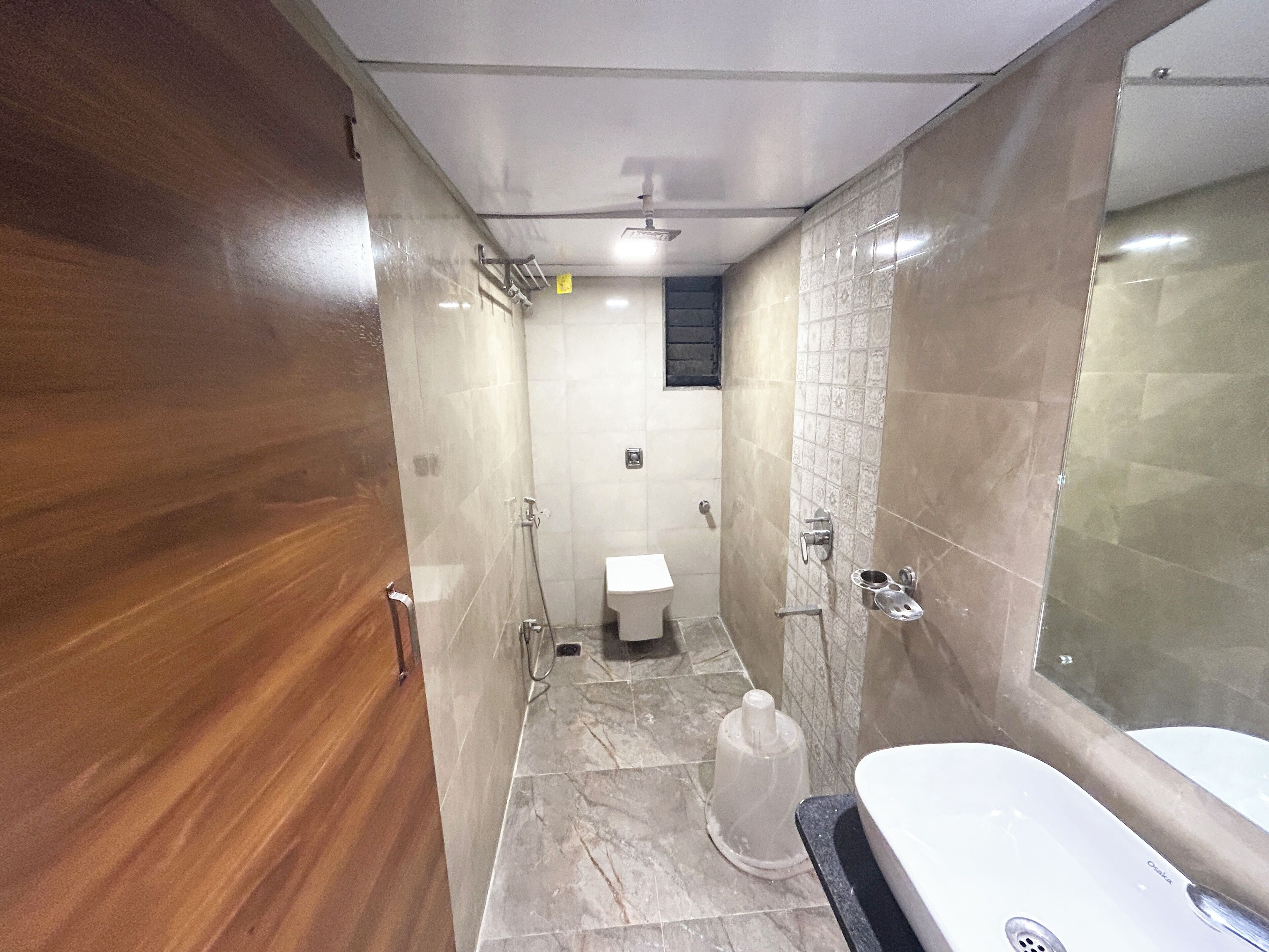 Studio | Bathroom | Shower, towels, soap, shampoo