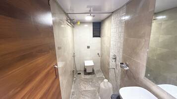 Studio | Bathroom | Shower, towels, soap, shampoo