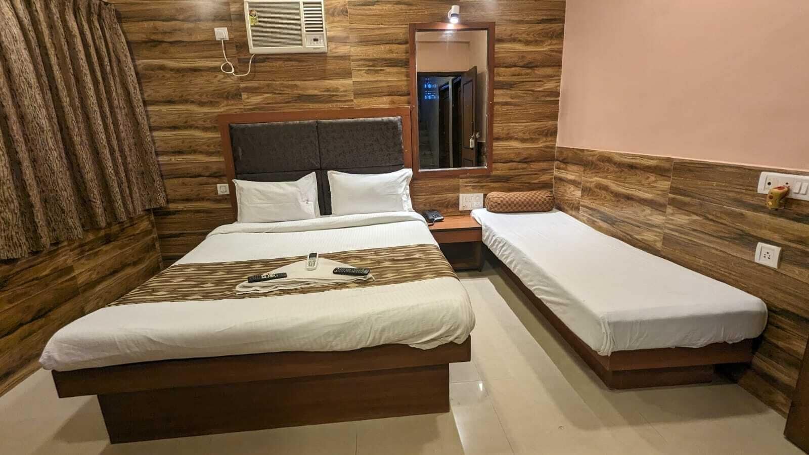 Superior-Dreibettzimmer | Zimmersafe, Schreibtisch, kostenloses WLAN, Bettwäsche