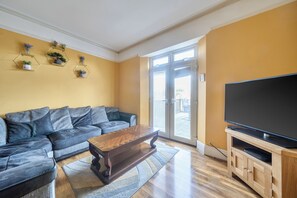 Living area - 4Br Stunning Sea View Escape-near Snowdonia & Coastal Trails (Penmaenmawr)