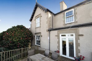 Outdoor dining - 4Br Stunning Sea View Escape-near Snowdonia & Coastal Trails (Penmaenmawr)