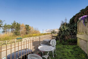 Outdoor dining - 4Br Stunning Sea View Escape-near Snowdonia & Coastal Trails (Penmaenmawr)