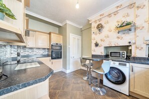 Fridge, microwave, oven, stovetop - 4Br Stunning Sea View Escape-near Snowdonia & Coastal Trails (Penmaenmawr)