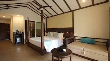 Habitación doble ejecutiva, vista al río | Minibar, caja de seguridad en la habitación y escritorio