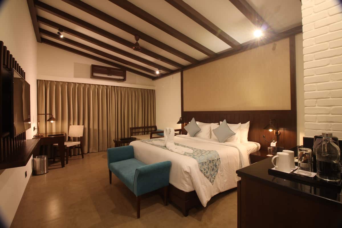 Courtyard Room | 1 bedroom, minibar, in-room safe, desk