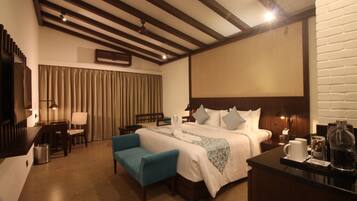 Deluxe-Doppelzimmer, zum Innenhof hin | Minibar, Zimmersafe, Schreibtisch, Bügeleisen/Bügelbrett