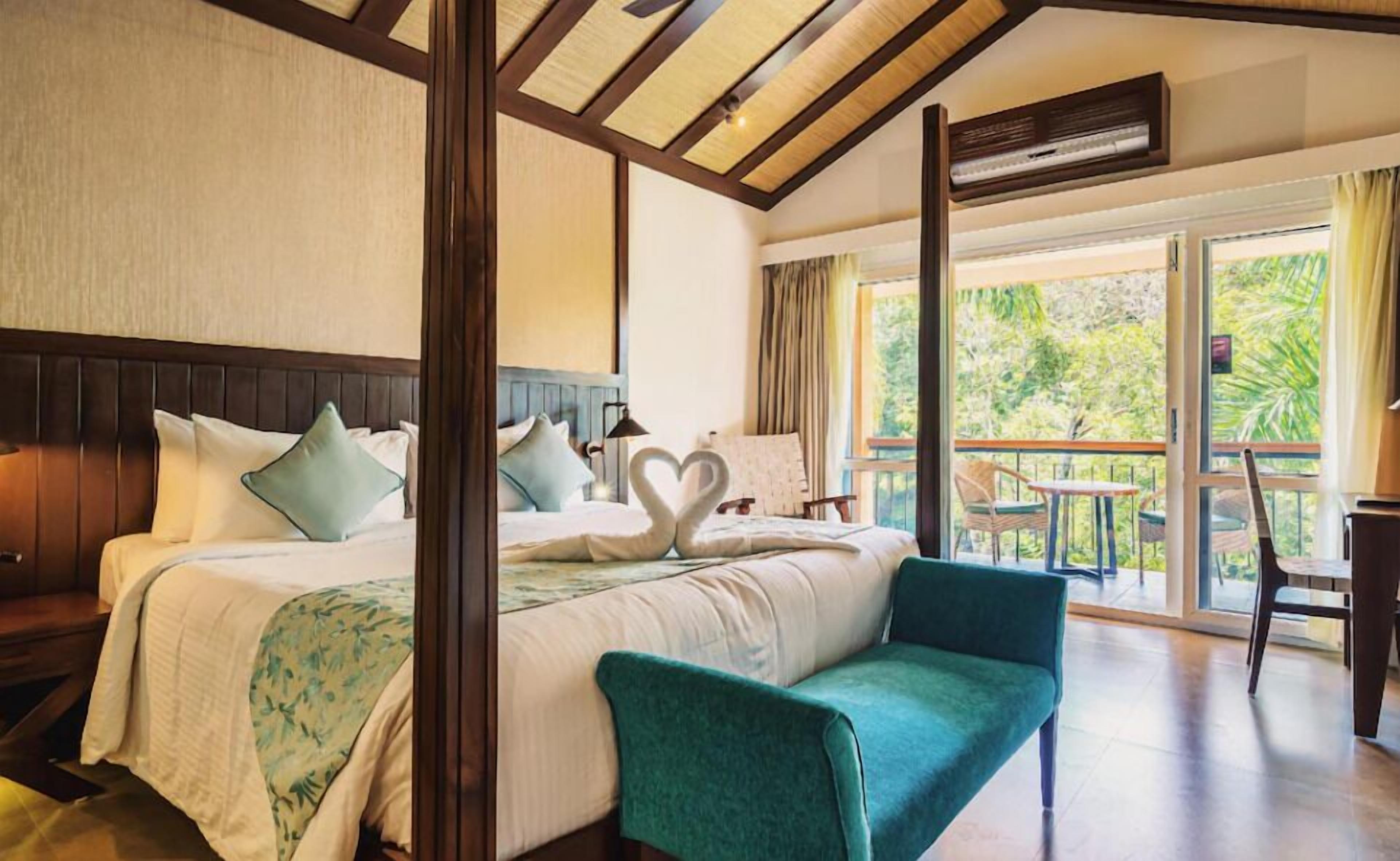 Minibar, in-room safe, desk, iron/ironing board