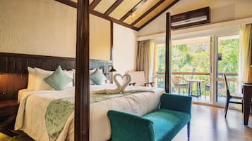 Minibar, caja fuerte, escritorio y tabla de planchar con plancha