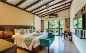 ミニバー、セーフティボックス (室内)、デスク、アイロン / アイロン台