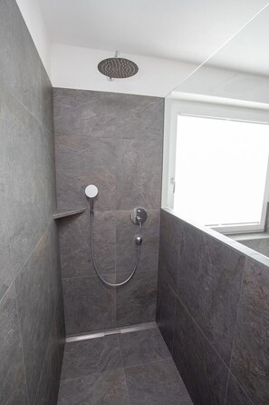 Combined shower/tub, hair dryer, towels - Vacation apartment for up to 8 people (Latsch/Morter)