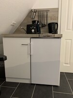 Comfort Double Room | Private kitchen | Fridge, stovetop, toaster, cookware/dishes/utensils