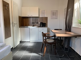 Habitación Confort doble, no fumadores, baño privado | Cocina privada | Frigorífico, placa de cocina, tostadora y utensilios de cocina