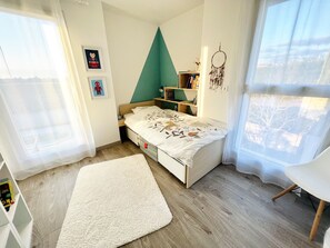 5 slaapkamers, een strijkplank/strijkijzer, reisbedje, wifi