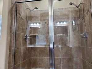 Ensemble douche/baignoire, baignoire à jets, sèche-cheveux
