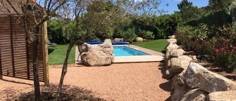 Een buitenzwembad en een verwarmd zwembad