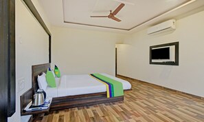 Desk, iron/ironing board, bed sheets - Treebo Paradise Inn, Panchgani (Mahabaleshwar)