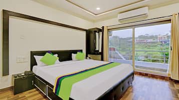 Chambre Double Standard | Bureau, fer et planche Ă repasser, draps fournis