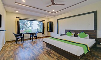 华丽双人房 | 办公桌、熨斗/熨板、床单