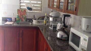 Rumah Eksklusif | Dapur pribadi | Lemari es, microwave, oven, dan pemanggang roti