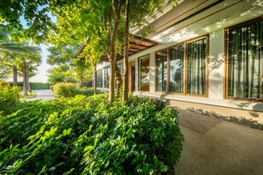 Villa, 4 Schlafzimmer, eigener Pool | Blick auf den Garten