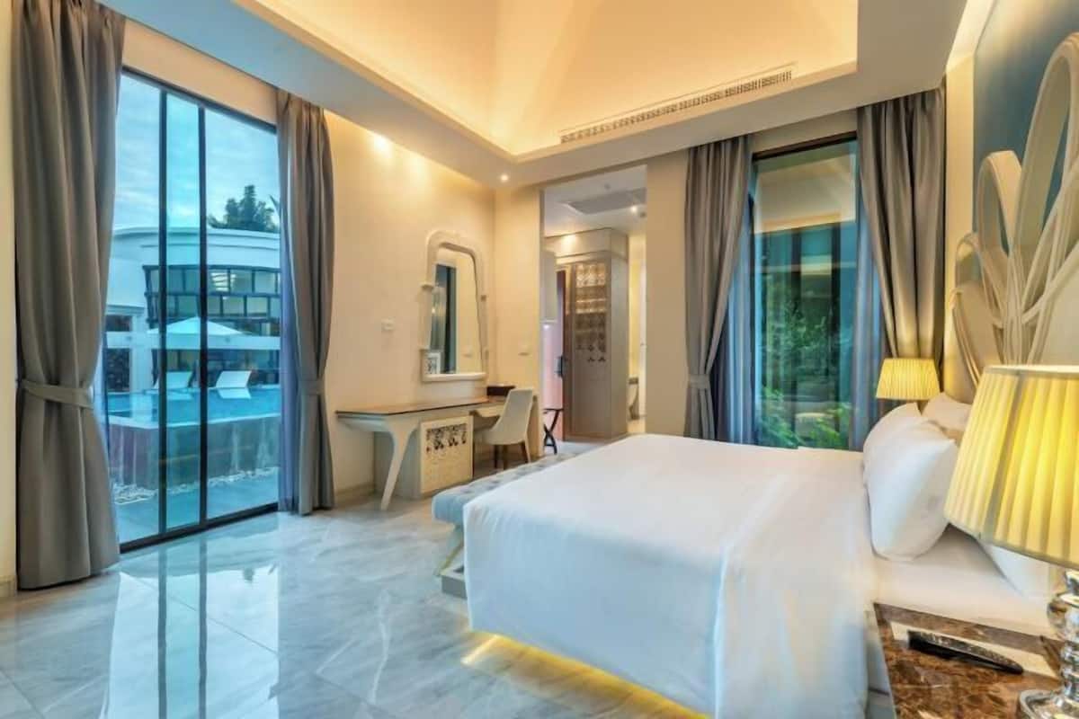 Een minibar, een kluis op de kamer, een bureau, verduisterende gordijnen