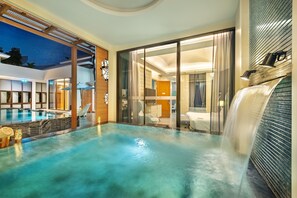 Minibar, caja de seguridad en la habitación y escritorio 