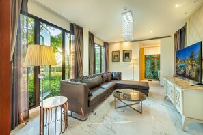 Minibar, caja de seguridad en la habitación y escritorio 