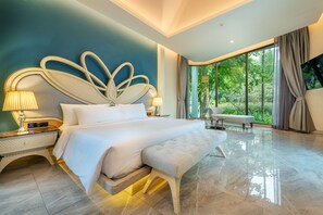 Minibar, caja de seguridad en la habitación y escritorio 