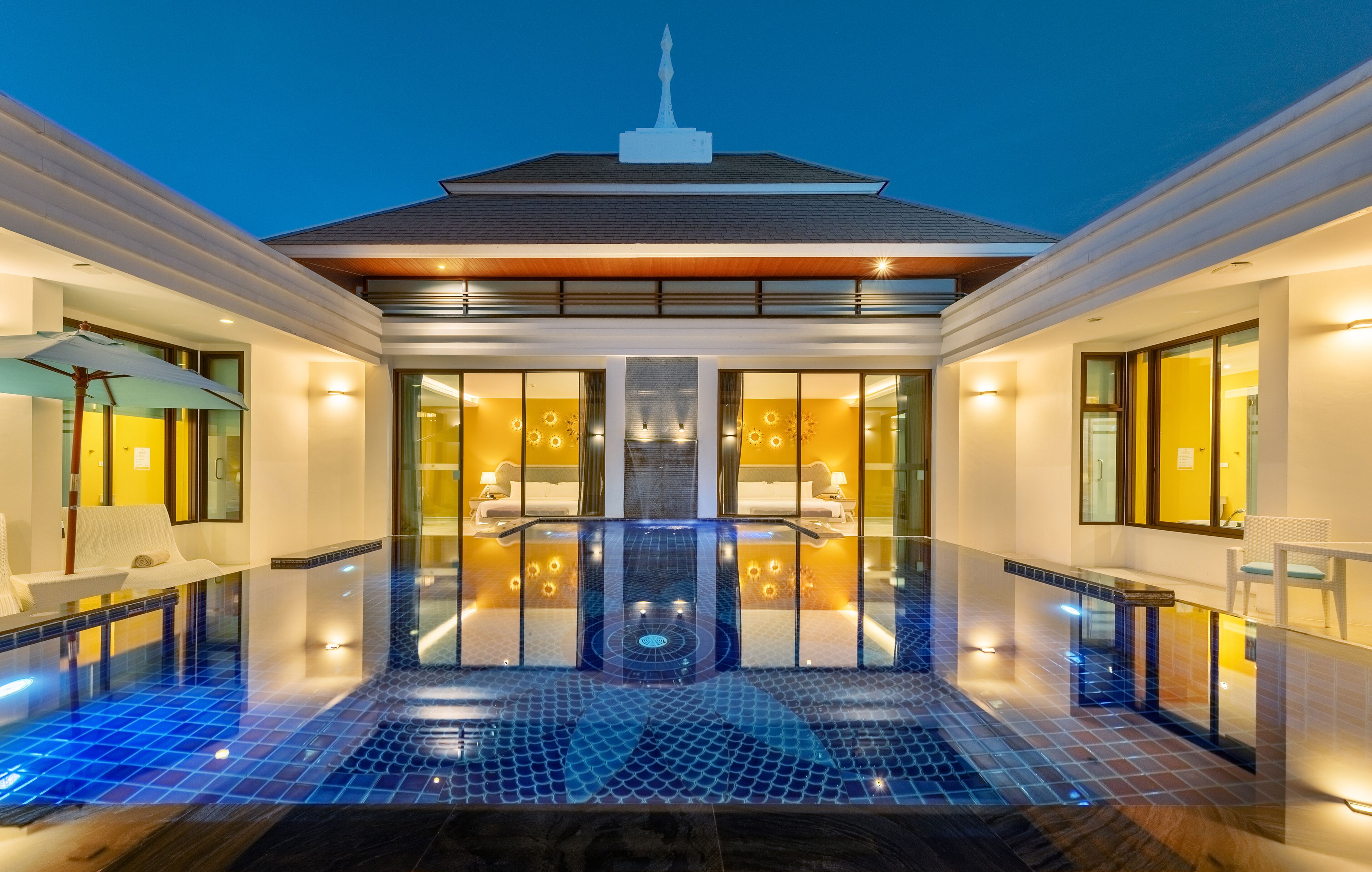 ميني بار وخزنة داخل الغرفة ومكتب وستائر تعتيم